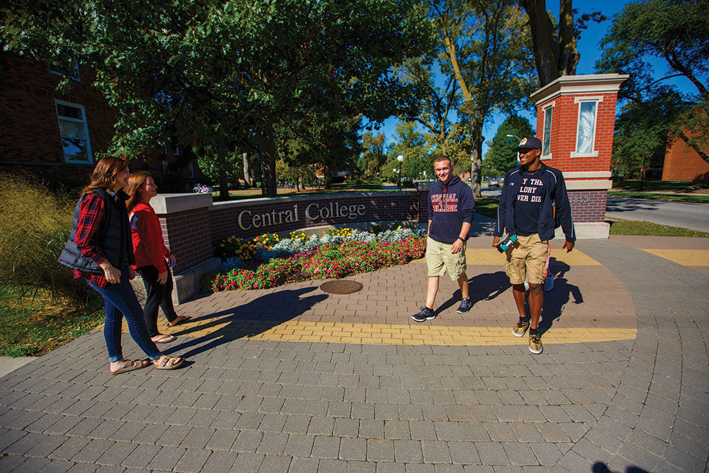 Central College students walking on to Campus.